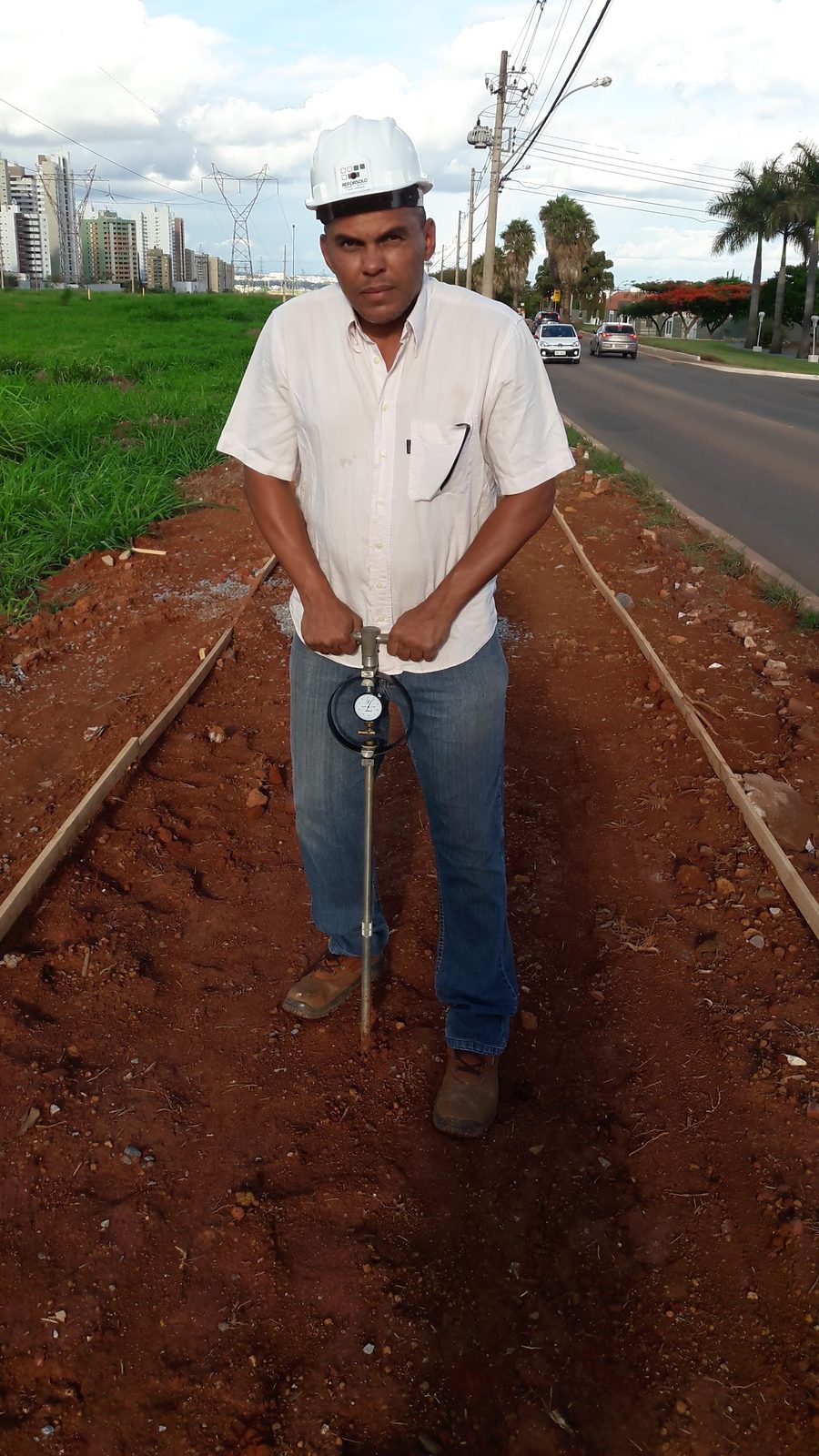 Eng. Haroldo Paranhos com penetrômetro em solo laterítico, Brasília