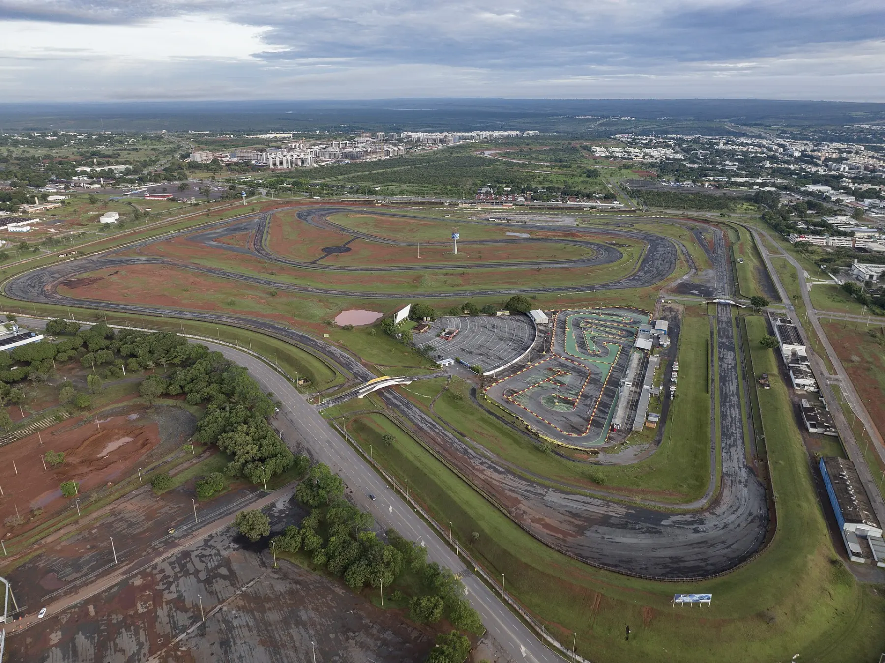 Vista aérea do Autódromo de Brasília durante a reforma, com solo exposto