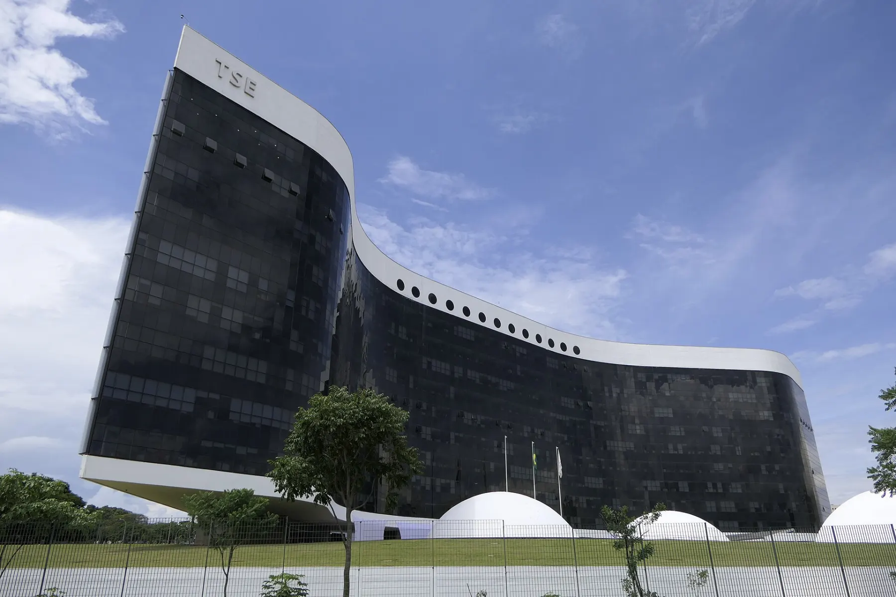 Fachada curva de vidro da sede do TSE em Brasília