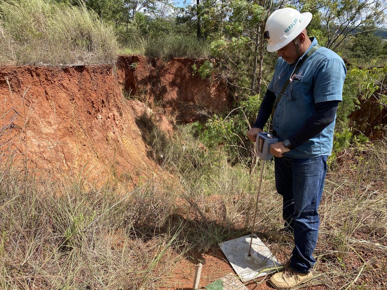 Erosão em talude de terra vermelha com penetrômetro